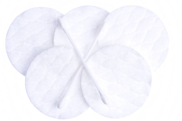 Kosmetické bavlněné podložky disky a bud izolovaných na bílém pozadí - Fotografie, Obrázek