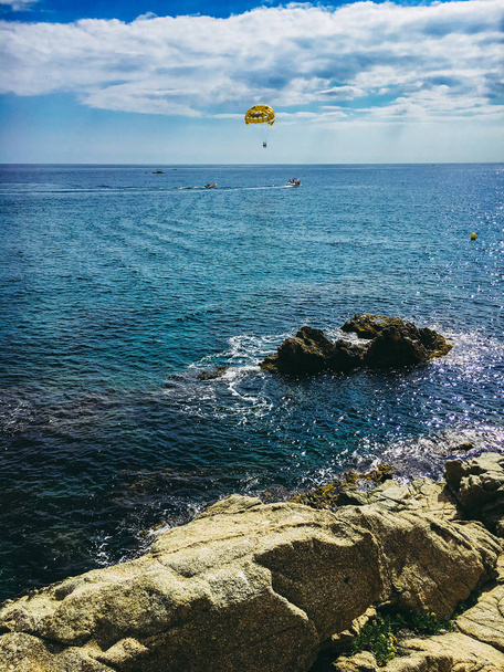 parachute attractie in de Middellandse Zee in Catalonië Spanje - Foto, afbeelding