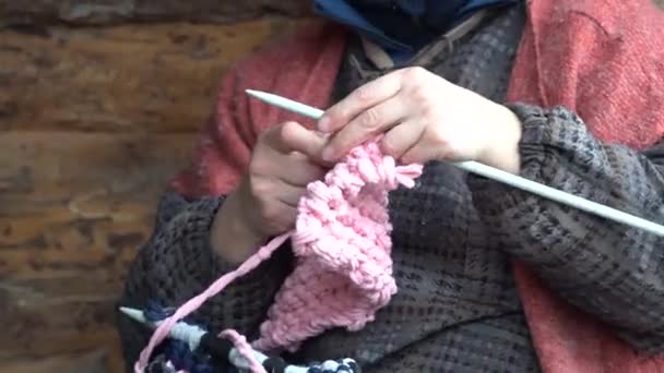 la lana lavorante a maglia fatta a mano
 - Filmati, video