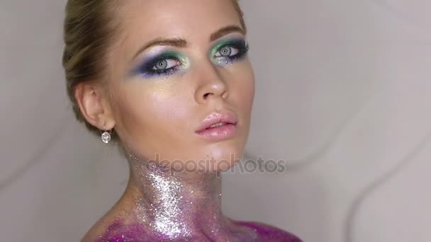 Maquillaje de moda Mujer con maquillaje colorido y arte corporal
 - Metraje, vídeo