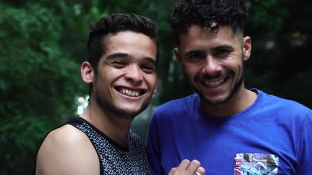 Portret van een homoseksueel paar in het Park - Video