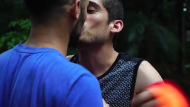 Homoseksuaalinen pari juhlii sateenkaarilipulla
 - Materiaali, video