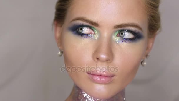 Maquillaje de moda Mujer con maquillaje colorido y arte corporal
 - Imágenes, Vídeo