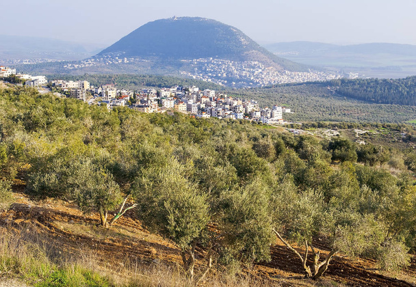 vista do Monte Tabor bíblico e as aldeias árabes em seu pé, bairro Nazaré, Israel
 - Foto, Imagem