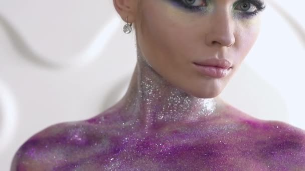 Maquiagem de moda. Mulher com maquiagem colorida e arte corporal
 - Filmagem, Vídeo
