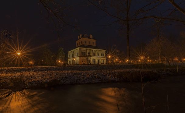 Éjszakai város Ostrov Karlovy Vary város közelében - Fotó, kép