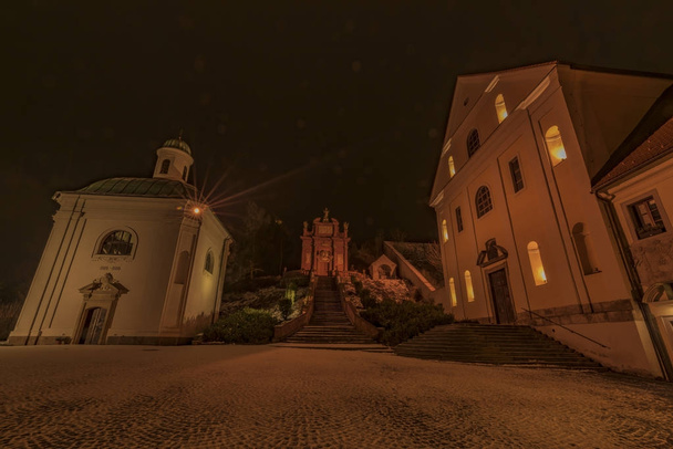 Éjszakai város Ostrov közelében Karlovy Vary-i kolostor - Fotó, kép