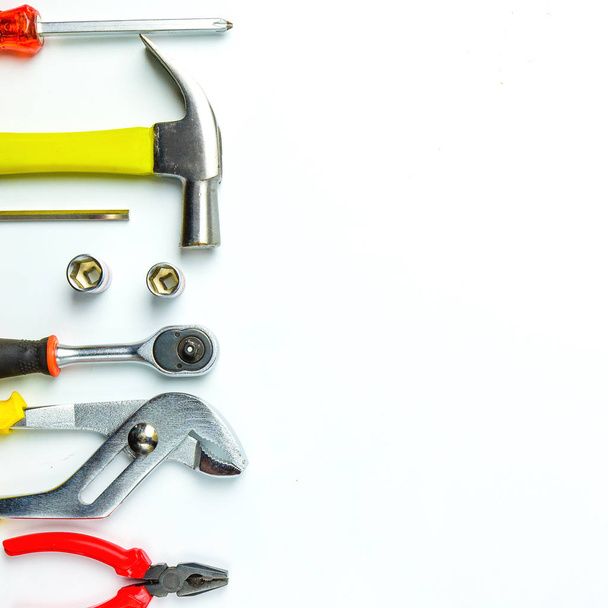 Vista superior de Herramientas de trabajo, llave inglesa, llave de zócalo, martillo, destornillador
 - Foto, imagen