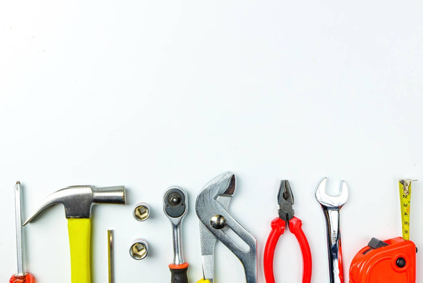 Vue du dessus des outils de travail, clé, clé à douille, marteau, visseuse
 - Photo, image