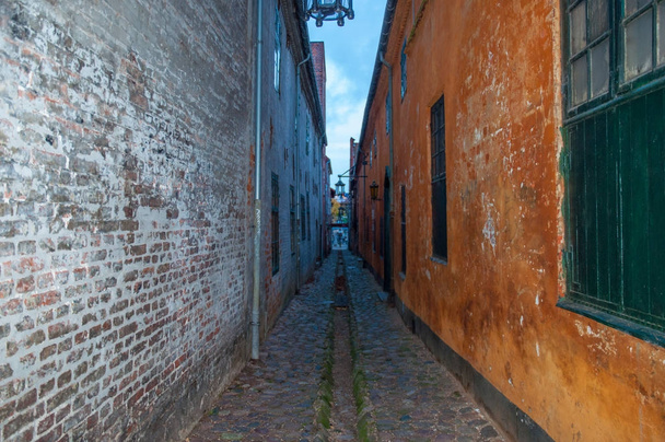 Pequeña calle en la ciudad de Helsingor en Dinamarca
 - Foto, Imagen