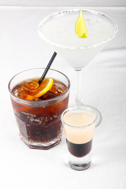 Assortiment de cocktails alcoolisés sur fond blanc
 - Photo, image