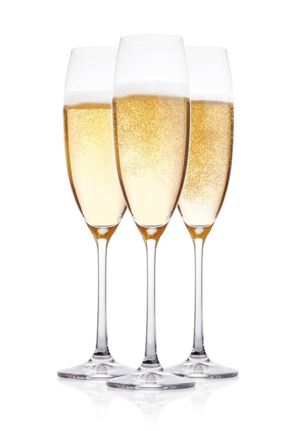 Elegantes copas de champán amarillo con burbujas
 - Foto, imagen