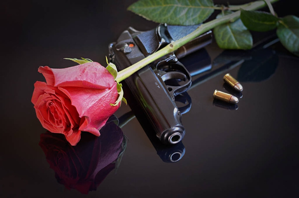 Gewehre und Rosen - Foto, Bild