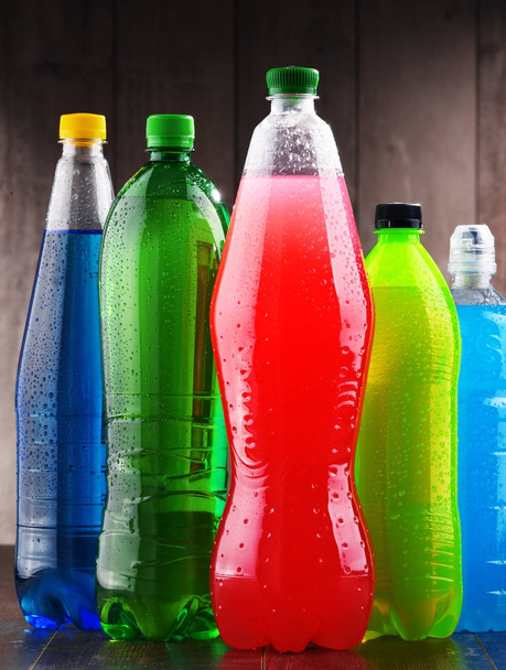 Muovipullot valikoituja hiilihapotettuja virvoitusjuomia eri väreissä - Valokuva, kuva