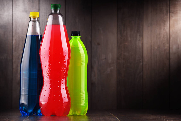 Пластикові пляшки газованих безалкогольних напоїв різних кольорів
 - Фото, зображення