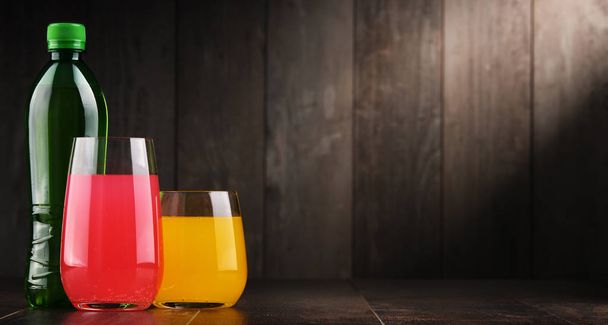 Okulary i butelki różne gazowanych napojów bezalkoholowych - Zdjęcie, obraz