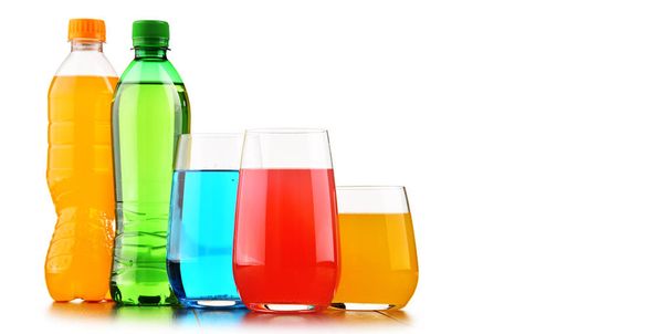 Очки и бутылки различных газированных напитков изолированы на белом
 - Фото, изображение