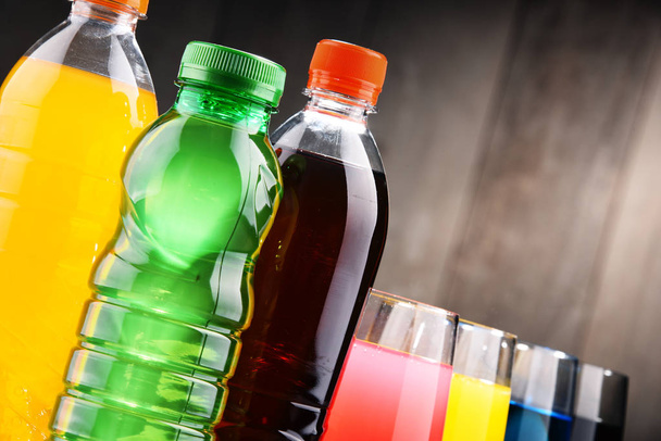 Verres et bouteilles de boissons gazeuses assorties dans une variété de couleurs
 - Photo, image