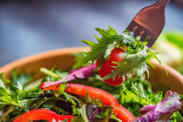 Свежий сельский овощной салат на деревенском фоне - Фото, изображение