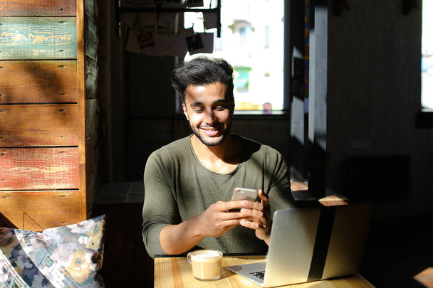 Conversa animada entre dois jovens no café
 - Foto, Imagem