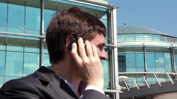 Businessman talking on the phone - Кадри, відео