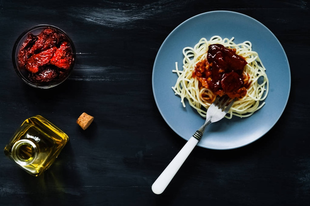 Italialainen ruokatausta, pastaa sinisellä pohjalla, luonnonvalo, ylhäältä katsottuna, vapaata tilaa tekstille
 - Valokuva, kuva