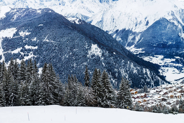 Téli kilátás nyílik a völgy a svájci Alpokban, Verbier, Svájc - Fotó, kép