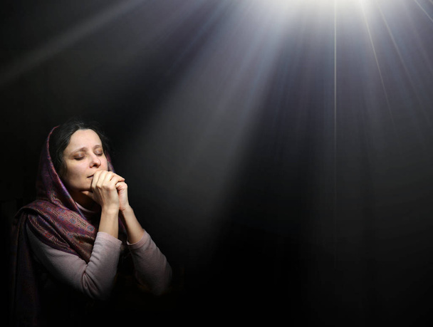 Modląc się kobieta w szalik - Zdjęcie, obraz