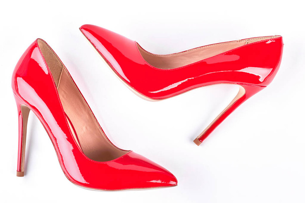 Zapatos de tacón lacado rojo mujer
. - Foto, imagen