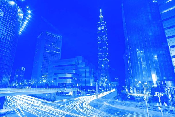 piste luminose in stile blu dalla striscia di traffico del veicolo attraverso un bu
 - Foto, immagini