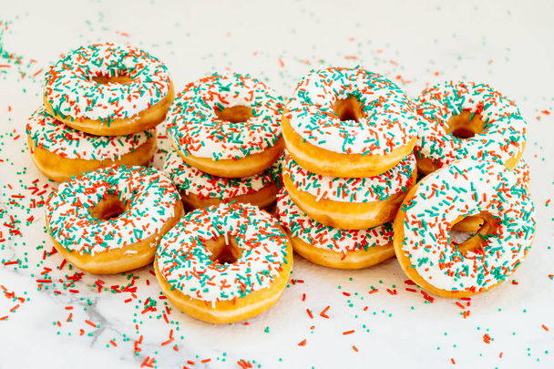 Donuts mit weißer Schokoladencreme und Zucker darüber streuen - ungesundes Essen - Foto, Bild