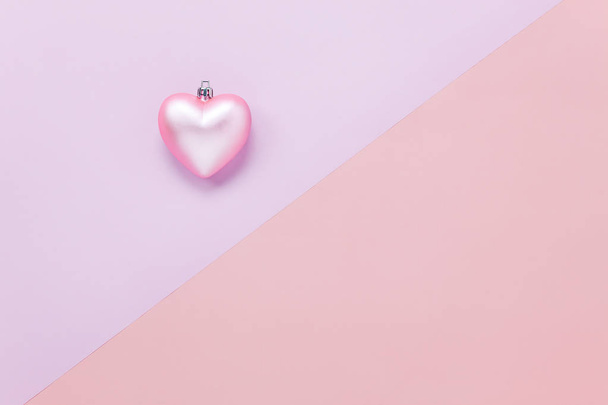 Vista superior de la mesa imagen aérea del signo de San Valentín s día fondo concept.Flat forma de corazón laico en el papel pintado de color rosa grunge moderno en casa oficina escritorio studio.Pastel & Duo tono con espacio para el diseño creativo
. - Foto, Imagen