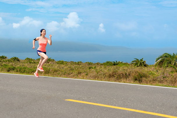 donna giocatore maratona in esecuzione su strada asfaltata
 - Foto, immagini