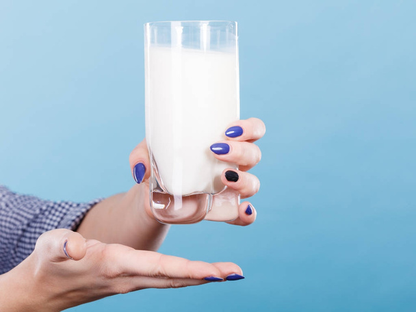 Woman hand holding glass of milk - Foto, Imagem