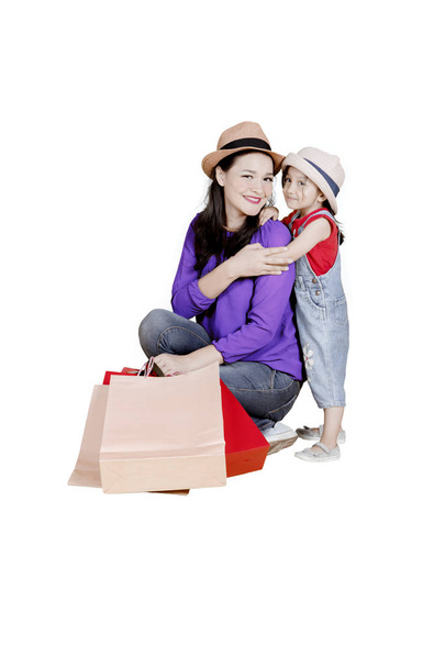 Kind und Mutter mit Einkaufstaschen im Atelier - Foto, Bild