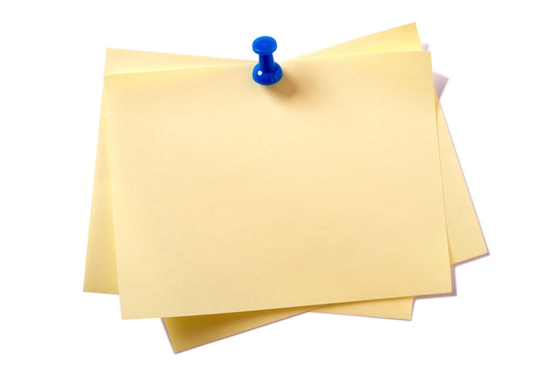 Notes collantes jaunes avec épingle isolée sur blanc
 - Photo, image