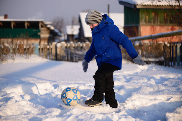 Öğrenci çocuk top s kış futbol oynamak başladı - Fotoğraf, Görsel
