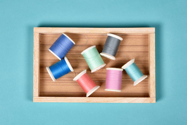 Rolos de rosca, Grupo de linha colorida na mesa de costura, Artesanato, costura e conceito de bordado
. - Foto, Imagem