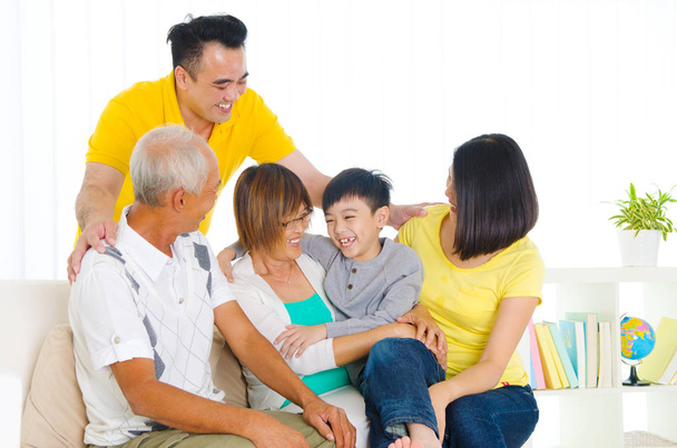 アジアの 3 世代家族が家族との時間をお楽しみください。 - 写真・画像