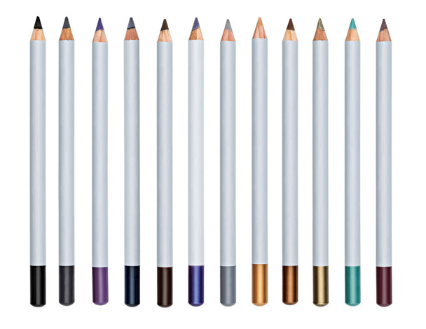 Conjunto de lápiz cosmético multicolor para maquillaje aislado fondo blanco
 - Foto, Imagen