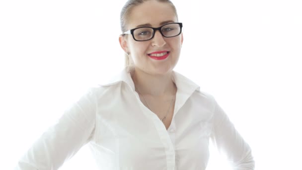 Images de gros plan 4k de belle femme d'affaires en chemisier blanc avec rouge à lèvres portant des lunettes de vue regardant dans la caméra
 - Séquence, vidéo
