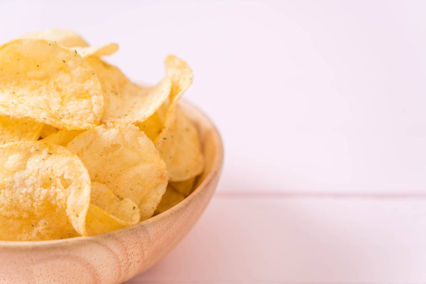 potato chips on plate - Foto, afbeelding