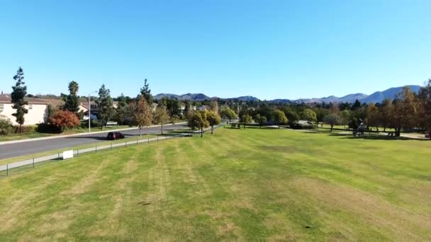 Letecká Drone Flight - sousedství parku roste - Záběry, video