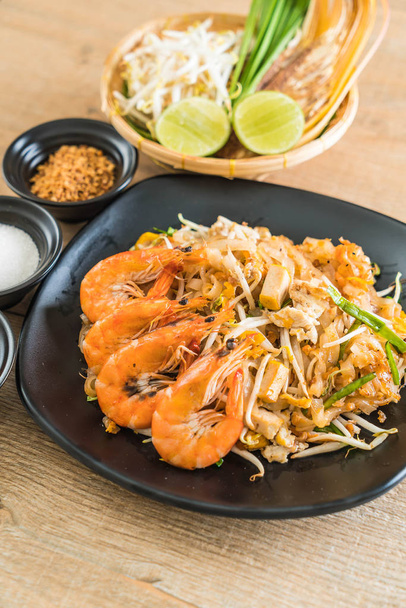Thai Fried Noodles "Pad Thai" with shrimps  - Valokuva, kuva
