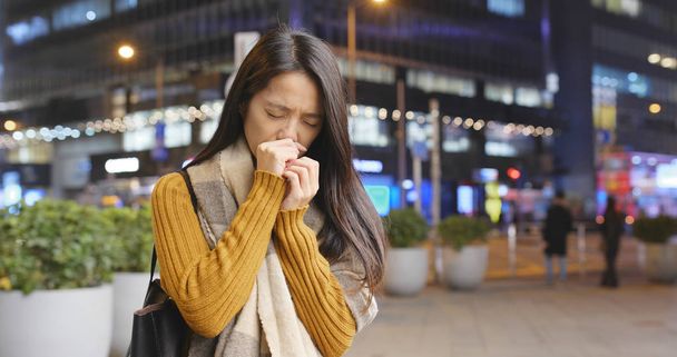 Asiática mujer estornudo en la noche
 - Foto, imagen