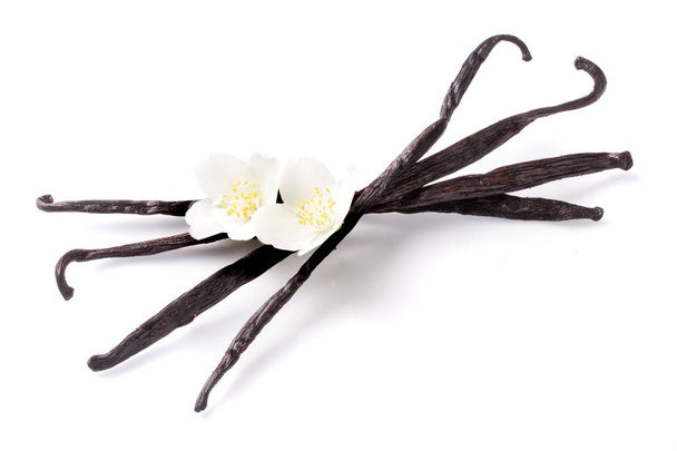 Vanilkové tyčinky s květinou izolovaných na bílém pozadí - Fotografie, Obrázek