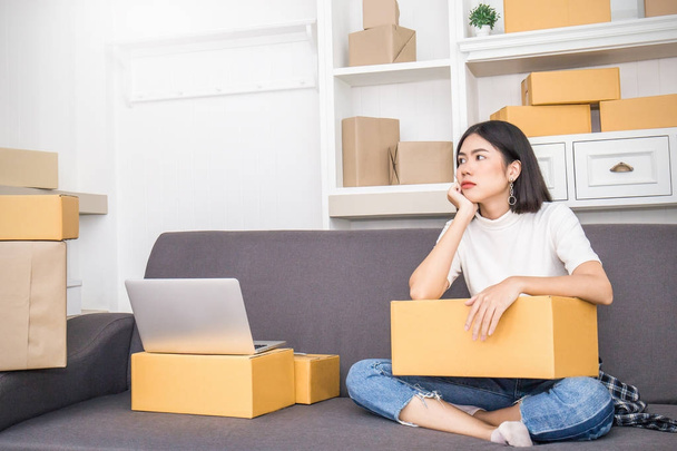 freelance asian woman working with boxes at home business  - Foto, afbeelding