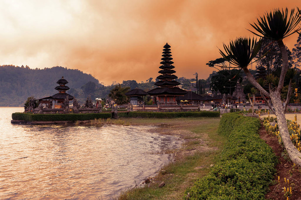 ünlü mistik Pura Ulun Danu su Tapınağı, bali - Fotoğraf, Görsel