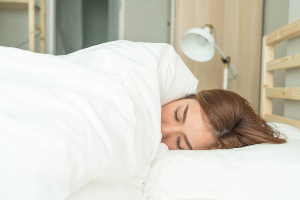 asian woman sleeping on bed - Foto, Imagem