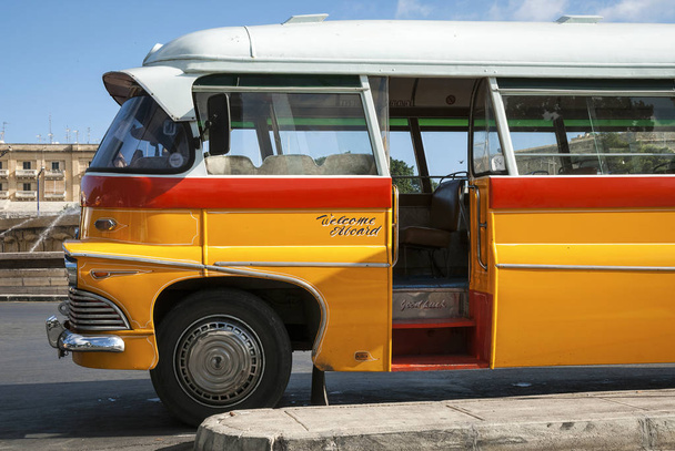 vintage british bedford bus sulla strada della valletta malta
 - Foto, immagini
